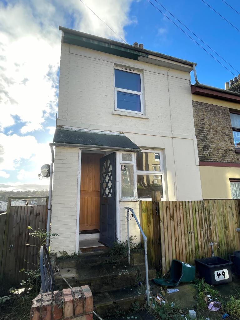 Lot: 47 - THREE-BEDROOM END-TERRACE FOR IMPROVEMENT - End-terraced three storey house